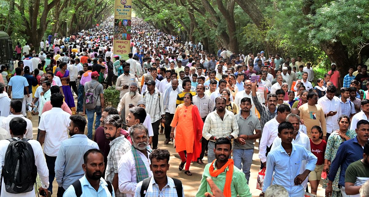 ಧಾರವಾಡದ ಕೃಷಿ ವಿಶ್ವವಿದ್ಯಾಲಯದ ಆವರಣದಲ್ಲಿ ಆಯೋಜಿಸಿರುವ ಕೃಷಿ ಮೇಳದಲ್ಲಿ ಭಾನುವಾರ ಪಾಲ್ಗೊಂಡಿದ್ದ ಜನಸ್ತೋಮ ಪ್ರಜಾವಾಣಿ ಚಿತ್ರ ಗೋವಿಂದರಾಜ ಜವಳಿ