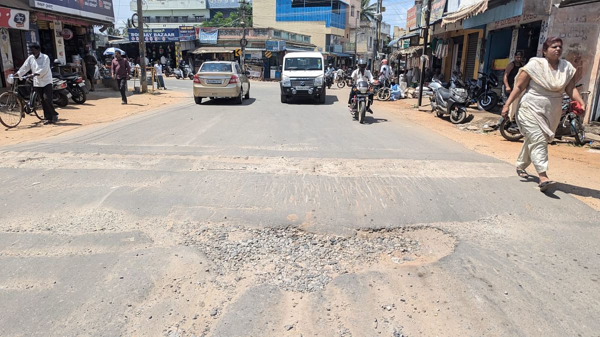 ಚಾಮರಾಜನಗರದ ಗುಂಡ್ಲುಪೇಟೆ ಸರ್ಕಲ್‌ ರಸ್ತೆ