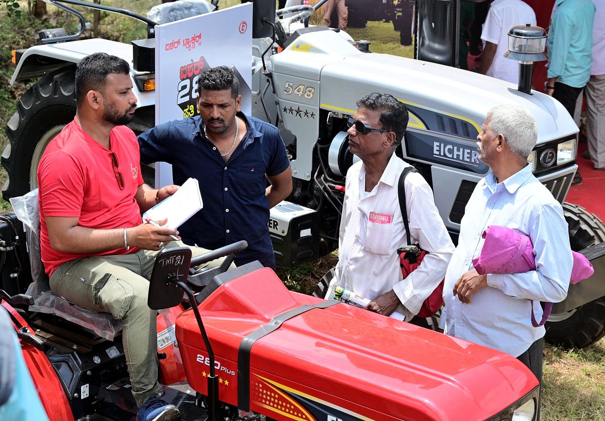 ಕೃಷಿ ಮೇಳದಲ್ಲಿ ಯಂತ್ರಗಳ ಮಾಹಿತಿ ಪಡೆದ ರೈತರು –ಪ್ರಜಾವಾಣಿ ಚಿತ್ರ: ಗೋವಿಂದರಾಜ ಜವಳಿ