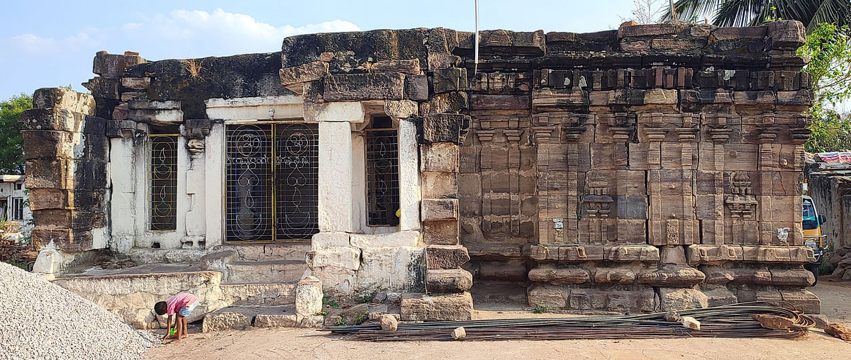 ಗಜೇಂದ್ರಗಡ ಸಮೀಪದ ರಾಜೂರ ಗ್ರಾಮದಲ್ಲಿರುವ ಪಂಚತಂತ್ರದ ಕಥೆಯ ಉಬ್ಬು ಶಿಲ್ಪ ಹೊಂದಿರುವ ಕಲ್ಗುಡಿ