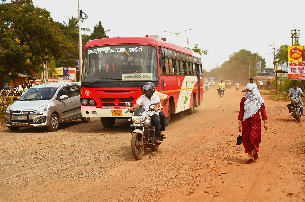 ಬೀದರ್‌ನ ಶಿವನಗರ ಮುಖ್ಯ ರಸ್ತೆ ಸಂಪೂರ್ಣ ಹಾಳಾಗಿದ್ದು ದೂಳಿನಿಂದ ಜನರ ನೆಮ್ಮದಿ ಹಾಳಾಗಿದೆ. ಮುಖ ಮುಚ್ಚಿಕೊಂಡು ಜನ ಓಡಾಡಬೇಕಾದ ಪರಿಸ್ಥಿತಿ ನಿರ್ಮಾಣವಾಗಿದೆ