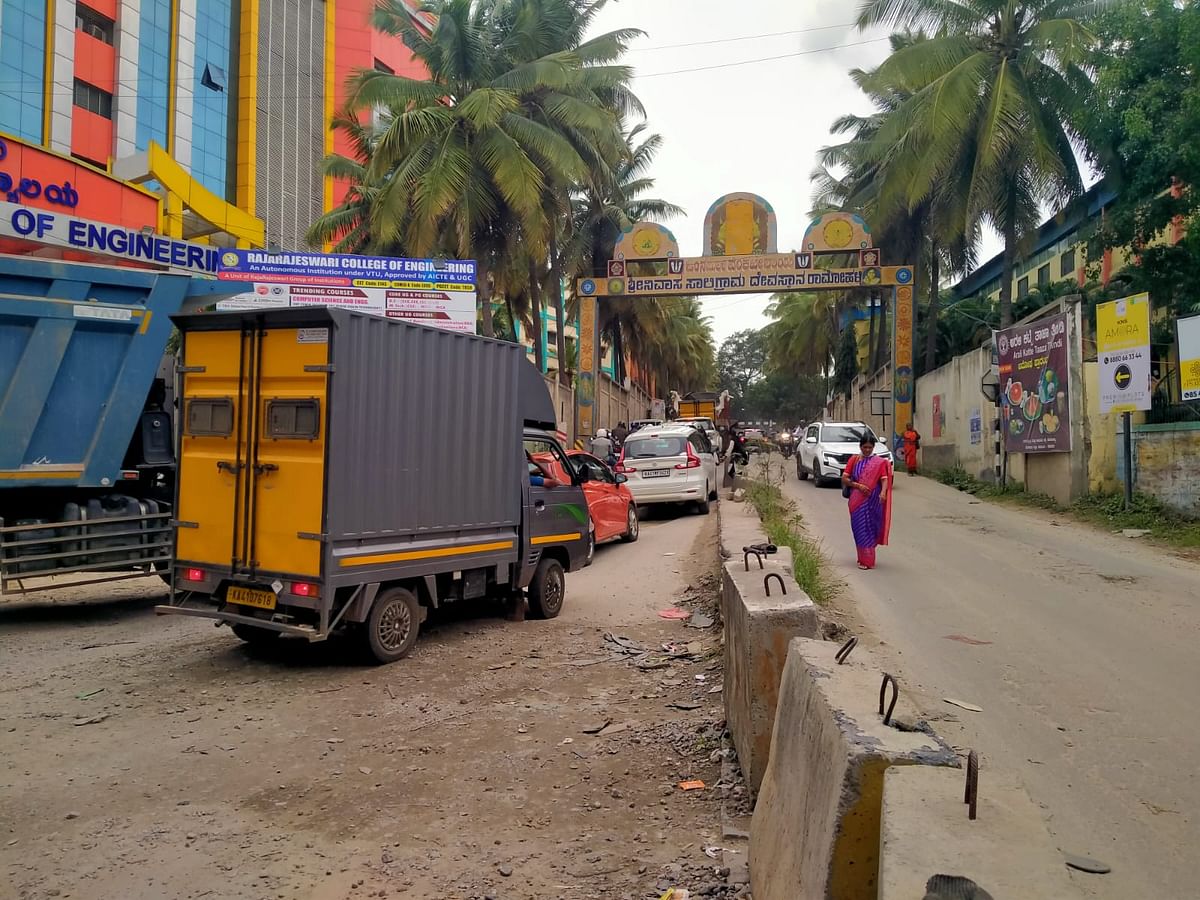 ರೈಲ್ವೆ ಗೇಟ್‌ ಬಂದ್ ಆದಾಗ ವಾಹನಗಳ ಸರತಿ ಸಾಲು