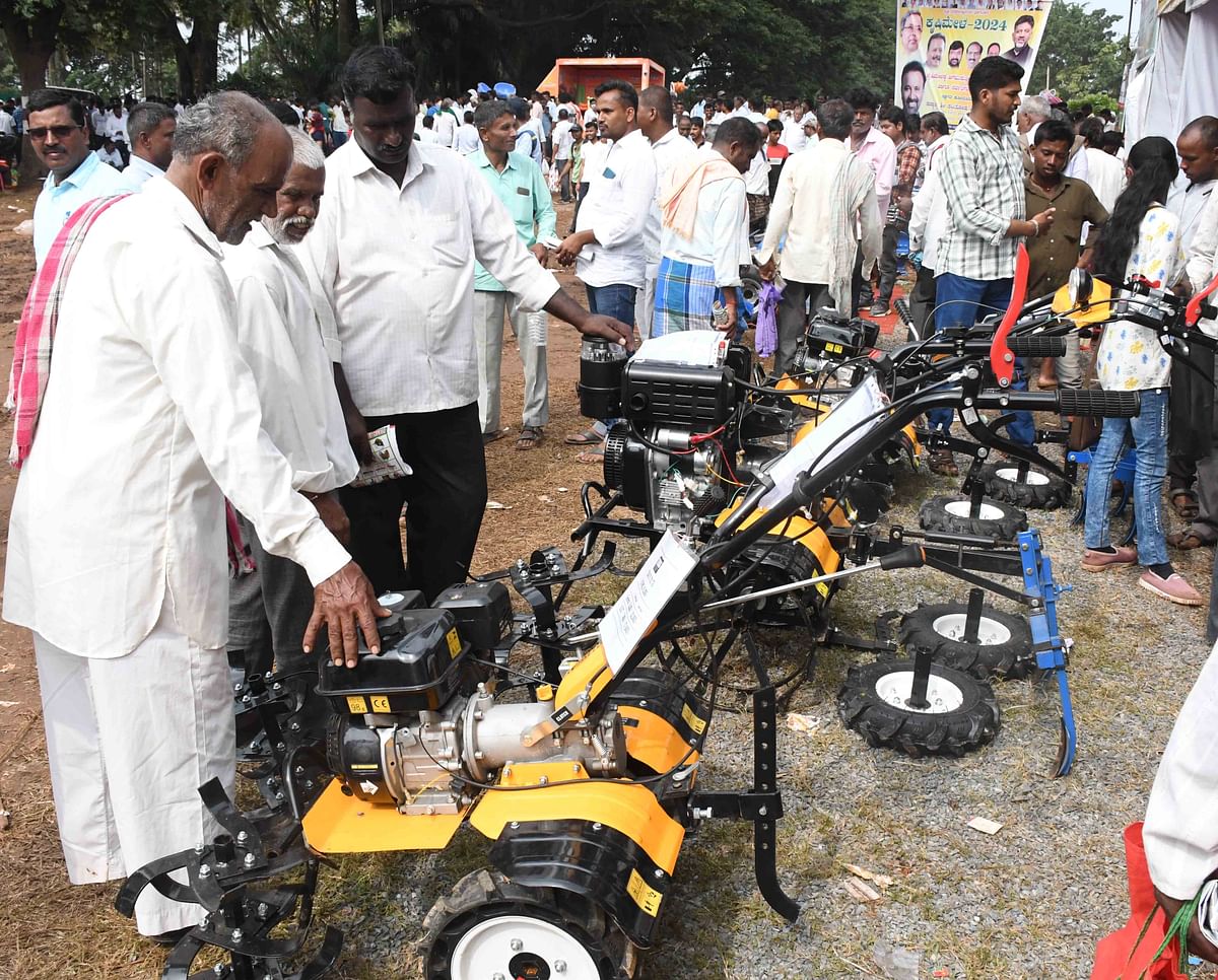 ಕೃಷಿ ಮೇಳದ ಮಳಿಗೆಯೊಂದರಲ್ಲಿ ರೈತರು ಯಂತ್ರೋಪಕಣ ಖರೀದಿಯಲ್ಲಿ ತೊಡಗಿರುವುದು ಪ್ರಜಾವಾಣಿ ಚಿತ್ರ