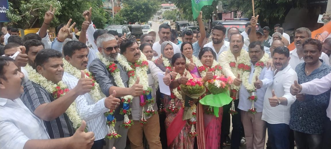 ಕುಶಾಲನಗರ ಪಟ್ಟಣ ಪಂಚಾಯತಿ ಅಧ್ಯಕ್ಷೆಯಾಗಿ ಜಯಲಕ್ಷ್ಮಿ ಚಂದ್ರು ಹಾಗೂ ಉಪಾಧ್ಯಕ್ಷೆ ಪುಟ್ಟ ಲಕ್ಷ್ಮಮ್ಮ ಅವಿರೋಧವಾಗಿ ಆಯ್ಕೆಯಾದರು.