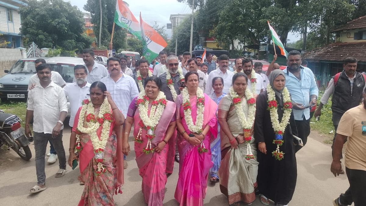 ಕುಶಾಲನಗರ ಪಟ್ಟಣ ಪಂಚಾಯತಿ ಗಣಪತಿ ದೇವಾಲಯದವರೆಗೆ ಕಾರ್ಯಕರ್ತರು ಮೆರವಣಿಗೆ ನಡೆಸಿದರು.