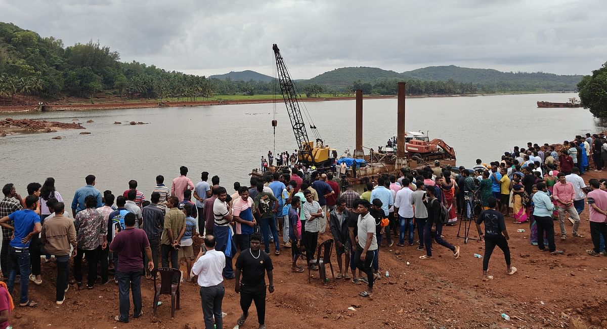 ಕೇರಳದ ಲಾರಿಯನ್ನು ನದಿಯಿಂದ ದಡಕ್ಕೆ ತರುವ ಕಾರ್ಯಾಚರಣೆ ನೋಡಲು ಜನರು ಗಂಗಾವಳಿ ನದಿ ದಡದಲ್ಲಿ ಸೇರಿದ್ದರು