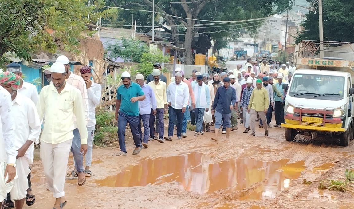 ನರಗುಂದ ಎನ್ಎಚ್‌ಟಿ ಮಿಲ್ ಕಾಲೊನಿ ರಸ್ತೆ ಸಂಪೂರ್ಣ ಹದಗೆಟ್ಟ ಪರಿಣಾಮ ಖಬರಸ್ತಾನಕ್ಕೆ ತೆರಳಲು ಹರಸಾಹಸ ಪಡುತ್ತಿರುವ ದೃಶ್ಯ.