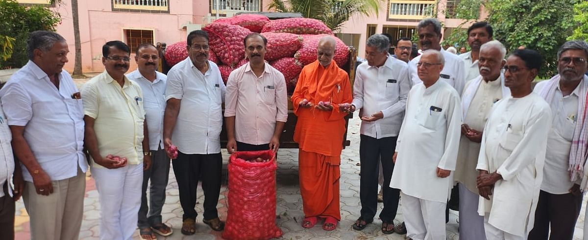 ಹೊಸದುರ್ಗದ ಸಾಣೇಹಳ್ಳಿಯಲ್ಲಿ ನಡೆಯಲಿರುವ ನಾಟಕೋತ್ಸವ ಕಾರ್ಯಕ್ರಮಕ್ಕೆ ಅಜ್ಜಂಪುರದ ಎ.ಸಿ ಚಂದ್ರಪ್ಪ ಅವರು 18 ಕ್ವಿಂಟಲ್ ಈರುಳ್ಳಿ ನೀಡಿದರು