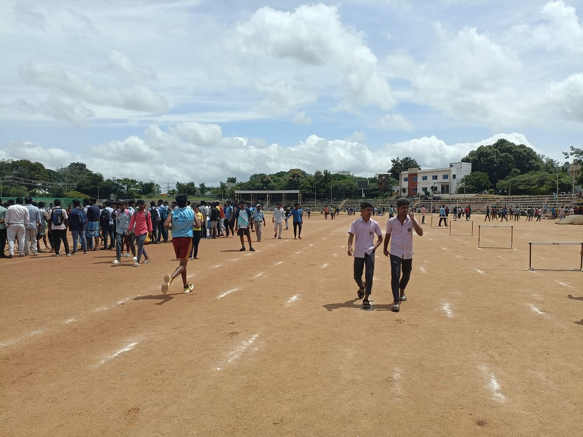 ದಾವಣಗೆರೆಯ ಜಿಲ್ಲಾ ಕ್ರೀಡಾಂಗಣದಲ್ಲಿ ನಡೆದ ದಸರಾ ಕ್ರೀಡಾಕೂಟದ ಓಟದ ಸ್ಪರ್ಧೆ ವೇಳೆ ಸ್ಪರ್ಧಿ ಎದುರು ಓಡಾಡುತ್ತಿರುವ ಜನ