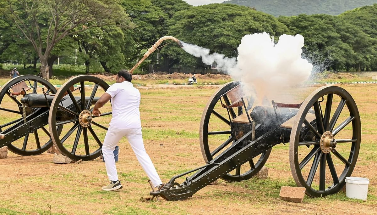 ದಸರಾ ಮಹೋತ್ಸವ: ಕುಶಲ ತೋಪು ತಾಲೀಮು... ಮೈಸೂರು ದಸರಾ ಮಹೋತ್ಸವದ ಪೂರ್ವಭಾವಿಯಾಗಿ ಗುರುವಾರ ವಸ್ತು ಪ್ರದರ್ಶನ ಆವರಣದಲ್ಲಿ ಫಿರಂಗಿಗಳಿಂದ ಸಿಡಿಮದ್ದು ಸಿಡಿಸುವ ತಾಲೀಮು ನಡೆಯಿತು. 