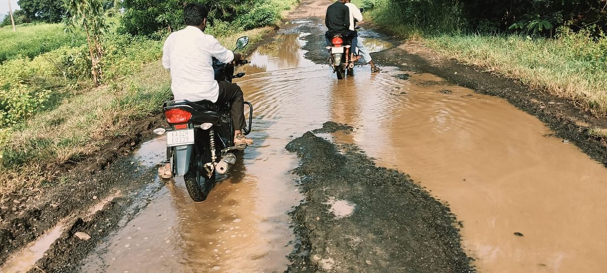 ಆಳಂದ ತಾಲ್ಲೂಕಿನ ನರೋಣಾ-ಸಂಗೋಳಗಿ ಮಧ್ಯದ ಸಂಪೂರ್ಣ ರಸ್ತೆ ತಗ್ಗುಗುಂಡಿಗಳಲ್ಲಿ ಜಲಾವೃತ್ತ ಸ್ಥಿತಿ