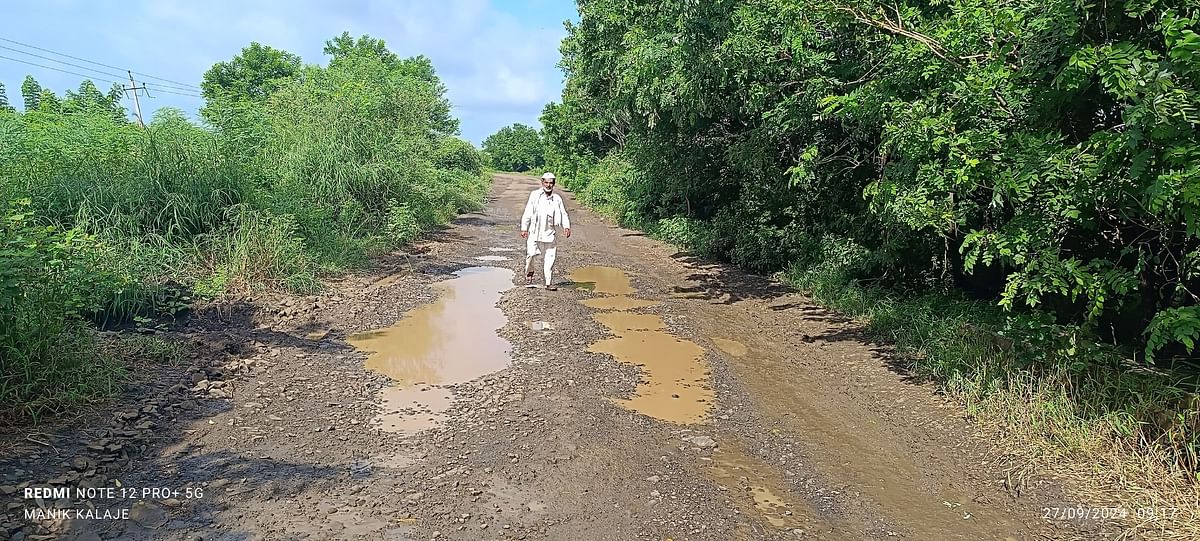 ಆಳಂದ ತಾಲ್ಲೂಕಿನ ಮೋಘಾ ಗ್ರಾಮದ ಮುಖ್ಯರಸ್ತೆ ಮೇಲೆ ತಗ್ಗುಗುಂಡಿಗಳ್ಳಿ ನೀರು