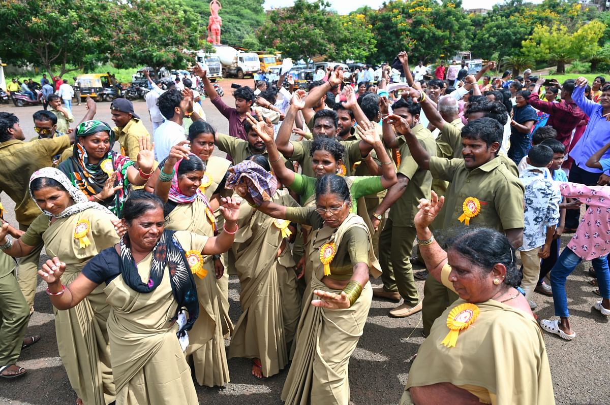 ಸಂಗೀತಕ್ಕೆ ಪೌರ ಕಾರ್ಮಿಕರು ಮೈಮರೆತು ಕುಣಿದು ಕುಪ್ಪಳಿಸಿದರು