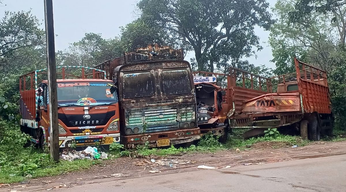 ಜೊಯಿಡಾ ತಾಲ್ಲೂಕಿನ ರಾಷ್ಟ್ರೀಯ ಹೆದ್ದಾರಿ–4ಎನ ಅನಮೋಡ ಅಬಕಾರಿ ತನಿಖಾ ಠಾಣೆಯ ಆವರಣದಲ್ಲಿ ತುಕ್ಕು ಹಿಡಿಯುತ್ತ ನಿಂತ ವಾಹನಗಳು