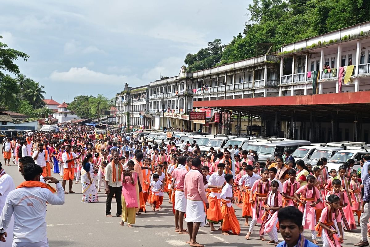 ಭಜನಾಪಟುಗಳಿಂದ ಆಕರ್ಷಕ ಶೋಭಾಯಾತ್ರೆ ನಡೆಯಿತು.