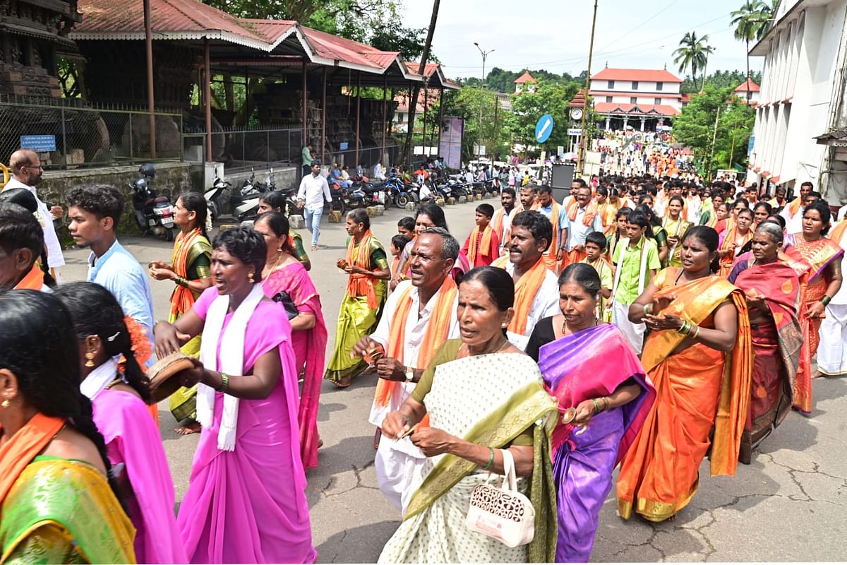 ಭಜನಾಪಟುಗಳಿಂದ ಆಕರ್ಷಕ ಶೋಭಾಯಾತ್ರೆ ನಡೆಯಿತು.