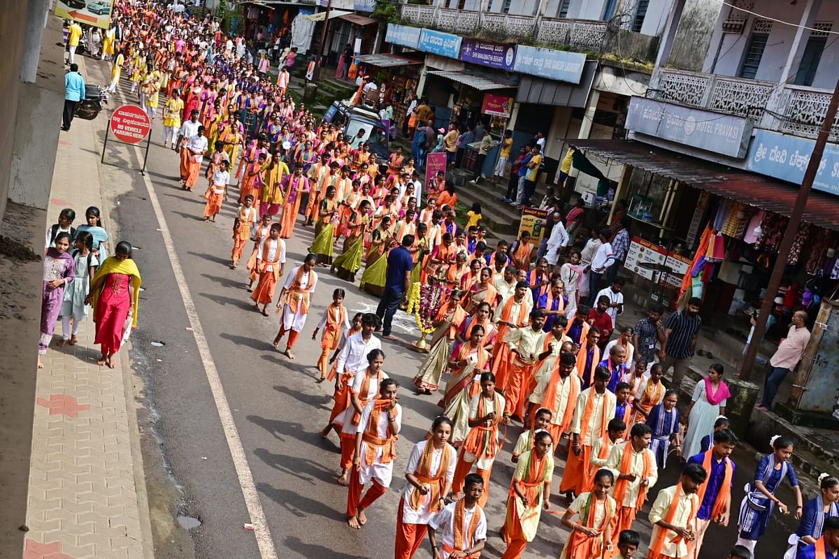 ಭಜನಾಪಟುಗಳಿಂದ ಆಕರ್ಷಕ ಶೋಭಾಯಾತ್ರೆ ನಡೆಯಿತು.