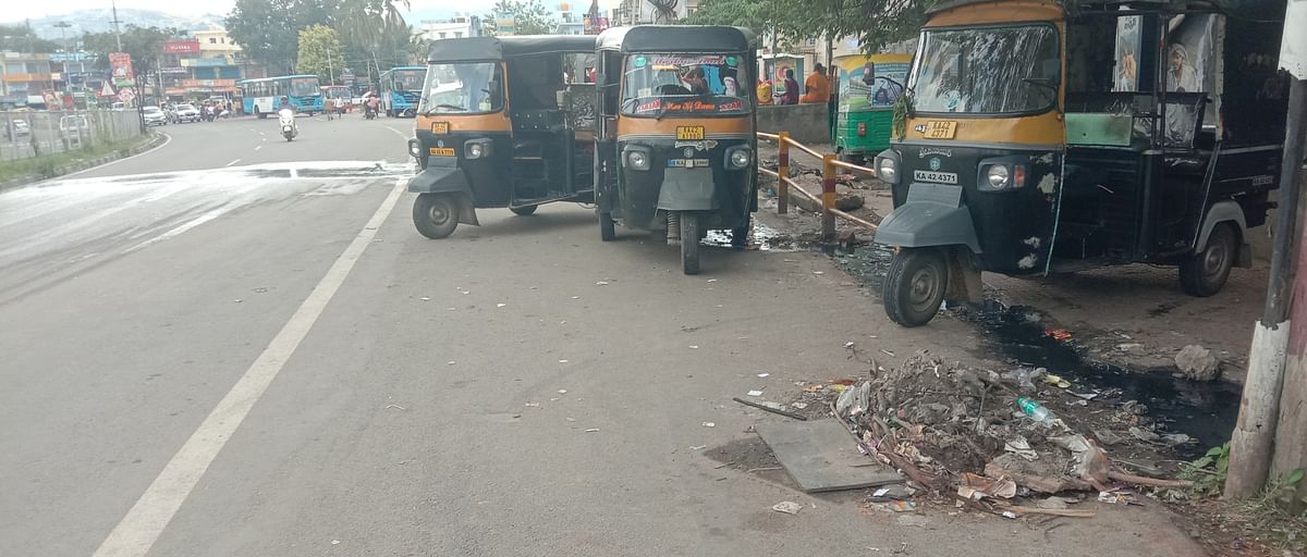 ಚರಂಡಿಯ ನೀರು ಹೆದ್ದಾರಿಯ ಮೇಲೆ ಹರಿಯುತ್ತಿರುವುದು