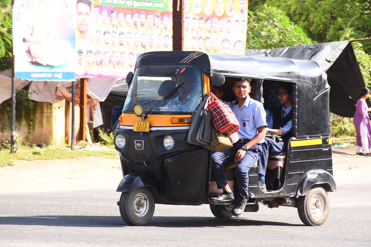 ಯಾದಗಿರಿ ನಗರದಲ್ಲಿ ಆಟೋದಲ್ಲಿ ಮಕ್ಕಳನ್ನು ಶಾಲೆಗೆ ಕರೆದೊಯ್ಯುತ್ತಿರುವುದು    ಪ್ರಜಾವಾಣಿ ಚಿತ್ರಗಳು: ರಾಜಕುಮಾರ ನಳ್ಳಿಕರ್