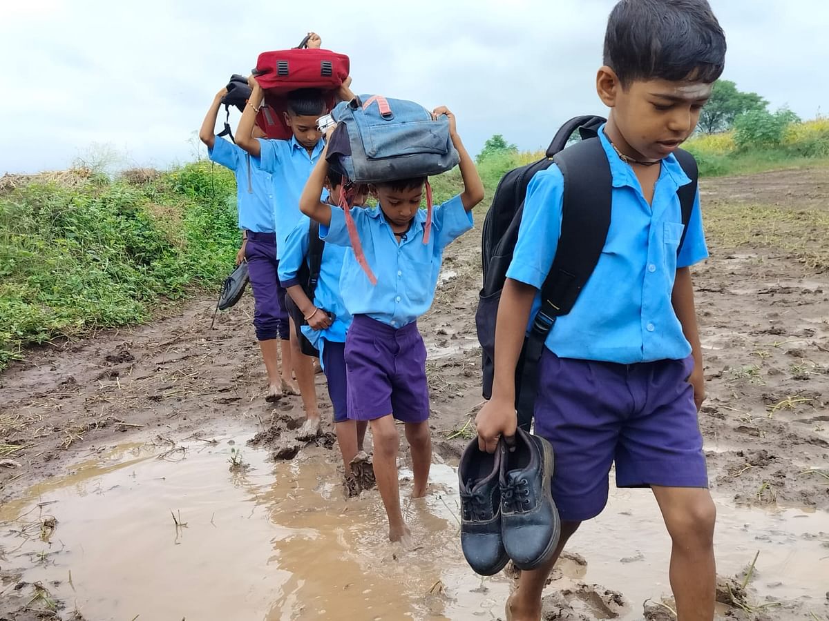 ಅಥಣಿ ತಾಲ್ಲೂಕಿನ ನಾಗನೂರು–ಪಿಎ ಗ್ರಾಮದ ಶಾಲೆಗೆ ಕಂಟೇಕರ ತೋಟದ ವಸತಿ ಪ್ರದೇಶದ ಮಕ್ಕಳು ಹಳ್ಳದಲ್ಲೇ ನಡೆದುಕೊಂಡು ಹೋಗುವುದು ಹೀಗೆ