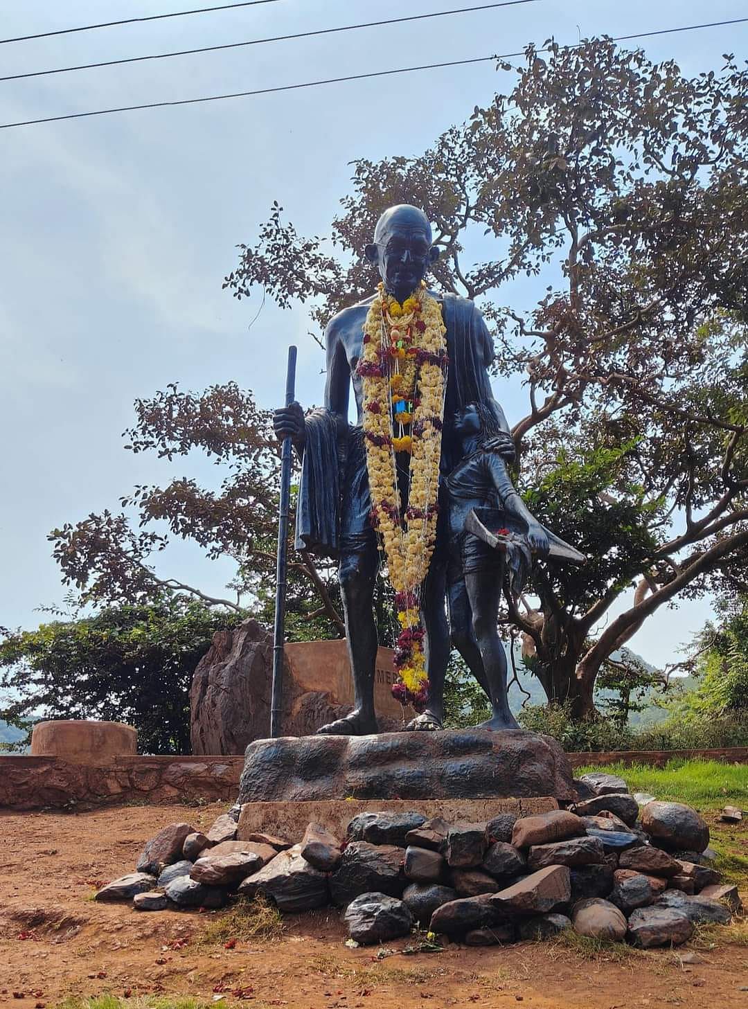 ಸಂಡೂರಿನ ‘ಸೀ ಸಂಡೂರು ಪಾಯಿಂಟ್‌’ ಬಳಿ ಬಯಲಲ್ಲಿ ನಿಂತಿರುವ ಗಾಂಧೀಜಿ ಪ್ರತಿಮೆ 