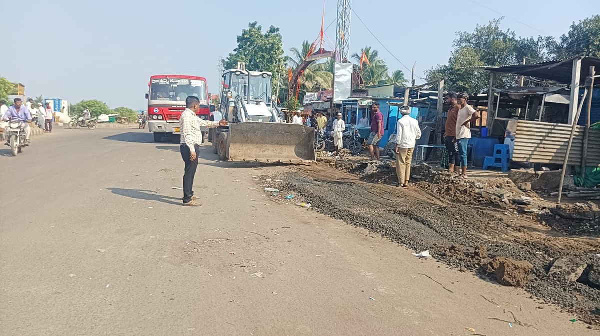 ಕೊಲ್ಹಾರದ ಪಟ್ಟಣದ ಯುಕೆಪಿ ಕ್ರಾಸ್‌ನಲ್ಲಿ ಜೆಸಿಬಿ ಕಾರ್ಯಾಚರಣೆ ನಡೆಸಿದವು