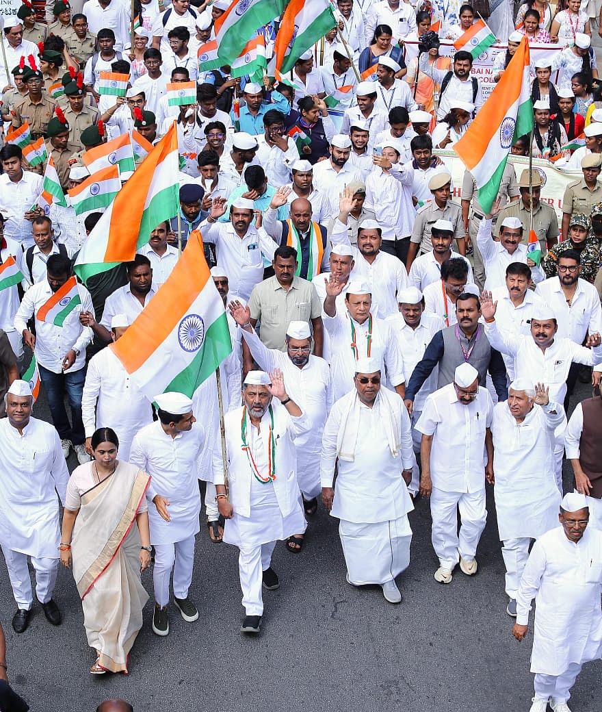 ಬೆಂಗಳೂರಿನ ಶಿವಾನಂದ ವೃತ್ತದ ಬಳಿಯ ಗಾಂಧಿ ಭವನದಿಂದ ವಿಧಾನಸೌಧದ ಗಾಂಧಿ ಪ್ರತಿಮೆವರೆಗೂ ‘ಗಾಂಧಿ ನಡಿಗೆ’. ಮುಖ್ಯಮಂತ್ರಿ ಸಿದ್ದರಾಮಯ್ಯ, ಉಪ ಮುಖ್ಯಮಂತ್ರಿ ಡಿ.ಕೆ ಶಿವಕುಮಾರ್, ಸಚಿವರಾದ ಪ್ರಿಯಾಂಕ್‌ ಖರ್ಗೆ, ಲಕ್ಷ್ಮೀ ಹೆಬ್ಬಾಳಕರ, ಎಚ್‌.ಕೆ. ಪಾಟೀಲ, ಮಾಜಿ ಸಂಸದ ವೀರಪ್ಪ ಮೊಯಿಲಿ ಮುಂತಾದವರು ಭಾಗವಹಿಸಿದರು