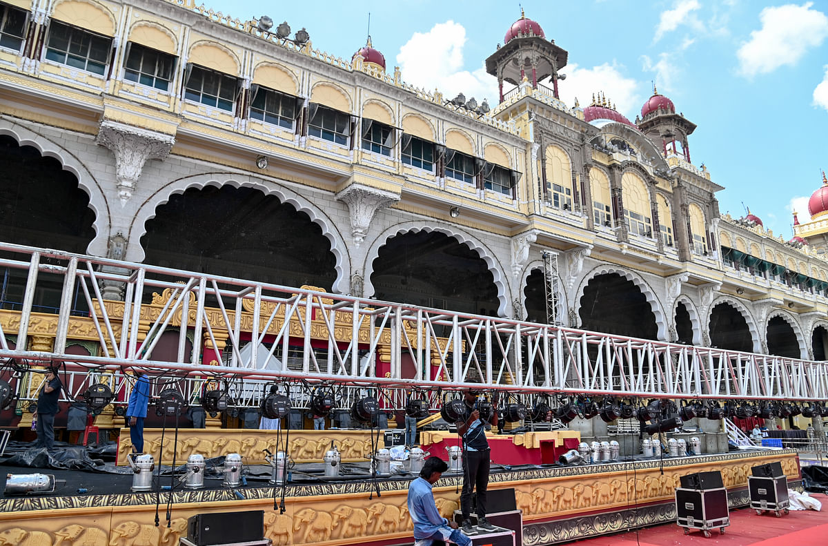 ದಸರಾ ಪ್ರಯುಕ್ತ ಮೈಸೂರು ಅರಮನೆಯಲ್ಲಿ ನಡೆಯಲಿರುವ ಸಾಂಸ್ಕೃತಿಕ ಕಾರ್ಯಕ್ರಮಗಳಿಗೆ ಸಿಬ್ಬಂದಿಯು ವೇದಿಕೆಯನ್ನು ಸಜ್ಜುಗೊಳಿಸಿದರು