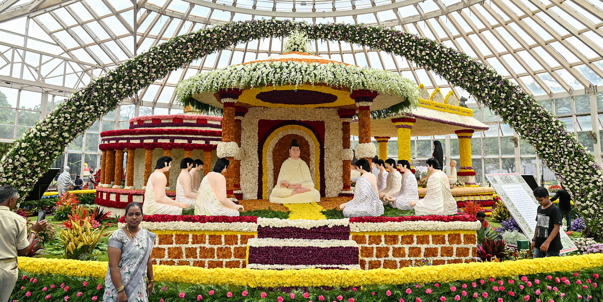 ಕುಪ್ಪಣ್ಣ ಉದ್ಯಾನದಲ್ಲಿ ದಸರಾ ಅಂಗವಾಗಿ ಆಯೋಜಿಸಿರುವ ಪುಷ್ಪ ಪ್ರದರ್ಶನದಲ್ಲಿ ‘ಶಾಕ್ಯ ಸಂಘದಲ್ಲಿ ಪ್ರಜಾಪ್ರಭುತ್ವದ ಮೌಲ್ಯ’ವನ್ನು ಬಿಂಬಿಸುವ ನೋಟ...