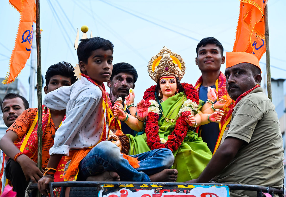 ಕಲಬುರಗಿಯಲ್ಲಿ ಗುರುವಾರ ನವರಾತ್ರಿ ಅಂಗವಾಗಿ ಭಕ್ತರು ಪ್ರತಿಷ್ಠಾಪನೆಗಾಗಿ ದೇವಿ ಮೂರ್ತಿಯನ್ನು ಮೆರವಣಿಗೆಯಲ್ಲಿ ಒಯ್ದರು   :ಪ್ರಜಾವಾಣಿ ಚಿತ್ರ: ತಾಜುದ್ದೀನ್‌ ಆಜಾದ್‌