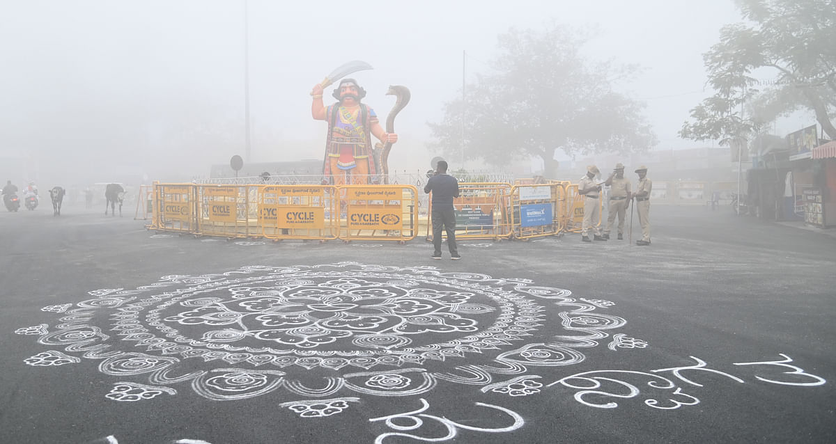 ಮೈಸೂರಿನ ಚಾಮುಂಡಿಬೆಟ್ಟದ ಮಹಿಷಾಸುರ ಪ್ರತಿಮೆಯ ಎದುರಿನ ರಸ್ತೆಯಲ್ಲಿ ರಂಗೋಲಿ ಬಿಡಿಸಿದ್ದ ದೃಶ್ಯ ಮಂಜಿನ ನಡುವೆ ಕಂಡಿದ್ದು ಹೀಗೆ.../  ಪ್ರಜಾವಾಣಿ ಚಿತ್ರ: ಅನೂಪ್‌ ರಾಘ.ಟಿ.