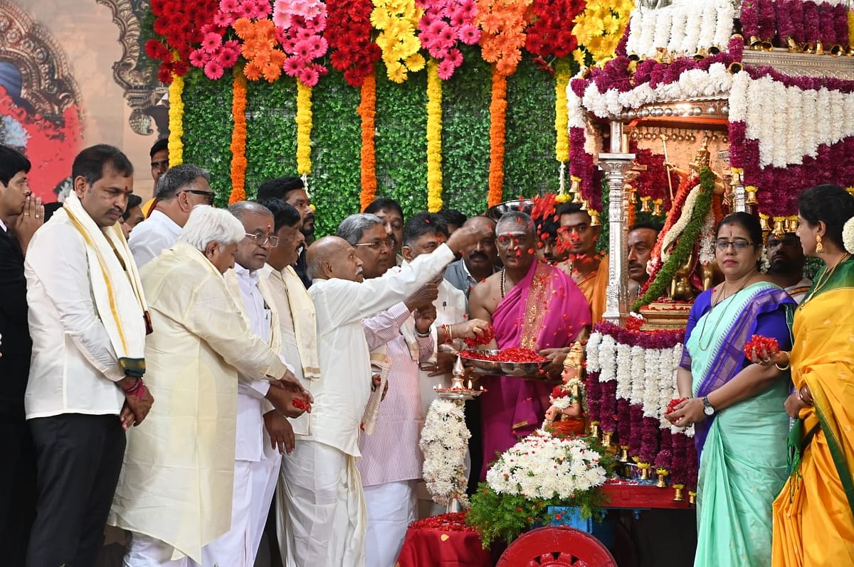 ನಾಡೋಜ ಡಾ. ಹಂಪ ನಾಗರಾಜಯ್ಯ ಅವರು ಚಾಮುಂಡೇಶ್ವರಿ ಉತ್ಸವಮೂರ್ತಿ ಗೆ ಪುಷ್ಪಾರ್ಚನೆ ಮಾಡುವ ಮೂಲಕ  ದಸರಾ ಮಹೋತ್ಸವಕ್ಕೆ ಚಾಲನೆ ನೀಡಿದರು. ಮುಖ್ಯಮಂತ್ರಿ ಸಿದ್ದರಾಮಯ್ಯ, ಉಪ ಮುಖ್ಯಮಂತ್ರಿ ಡಿ.ಕೆ. ಶಿವಕುಮಾರ್, ಉಸ್ತುವಾರಿ ಸಚಿವ ಡಾ. ಎಚ್.ಸಿ. ಮಹದೇವಪ್ಪ, ಸಚಿವ ಎಚ್.ಕೆ.ಪಾಟೀಲ್ ಹಾಗೂ ಇತರರು ಭಾಗವಹಿಸಿದರು. 