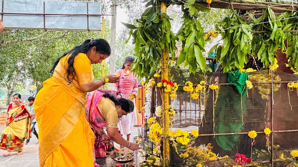 ಚಿತ್ರದುರ್ಗ ನಗರದ ಬರಗೇರಮ್ಮ ದೇವಸ್ಥಾನದ ಆವರಣದಲ್ಲಿ ಬನ್ನಿಮರಕ್ಕೆ ಗುರುವಾರ ಪೂಜೆ ಸಲ್ಲಿಸಿದ ಮಹಿಳೆಯರು