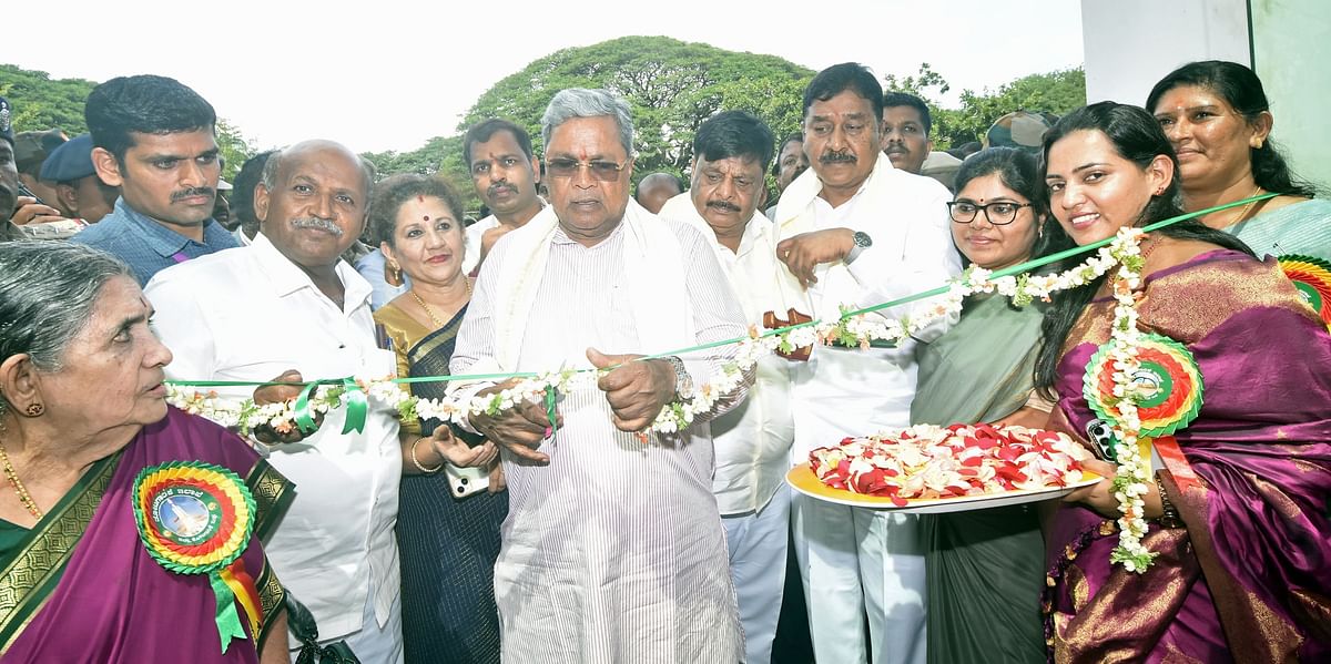 ಮೈಸೂರಿನ ಕುಪ್ಪಣ್ಣ ಉದ್ಯಾನದಲ್ಲಿ ಆಯೋಜಿಸಿರುವ ಫಲಪುಷ್ಪ ಪ್ರದರ್ಶನವನ್ನು ಮುಖ್ಯಮಂತ್ರಿ ಸಿದ್ದರಾಮಯ್ಯ ಉದ್ಘಾಟಿಸಿದರು. ಸಚಿವ ಎಚ್‌.ಸಿ.ಮಹದೇವಪ್ಪ ವಿಧಾನಪರಿಷತ್‌ ಸದಸ್ಯ ಮಂಚೇಗೌಡ ಜಿಲ್ಲಾ ಪಂಚಾಯಿತಿ ಸಿಇಒ ಕೆ.ಎಂ.ಗಾಯಿತ್ರಿ ಭಾಗವಹಿಸಿದ್ದರು