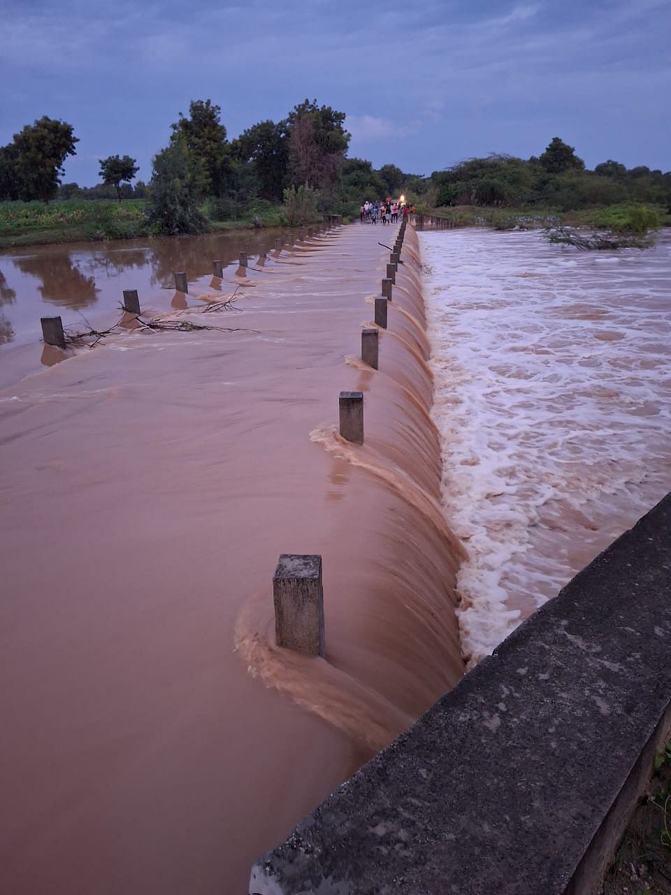 ಸೇತುವೆ ಮೇಲೆ ಹರಿಯುತ್ತಿರುವ ಕುಮುದ್ವತಿ ನದಿ ನೀರು