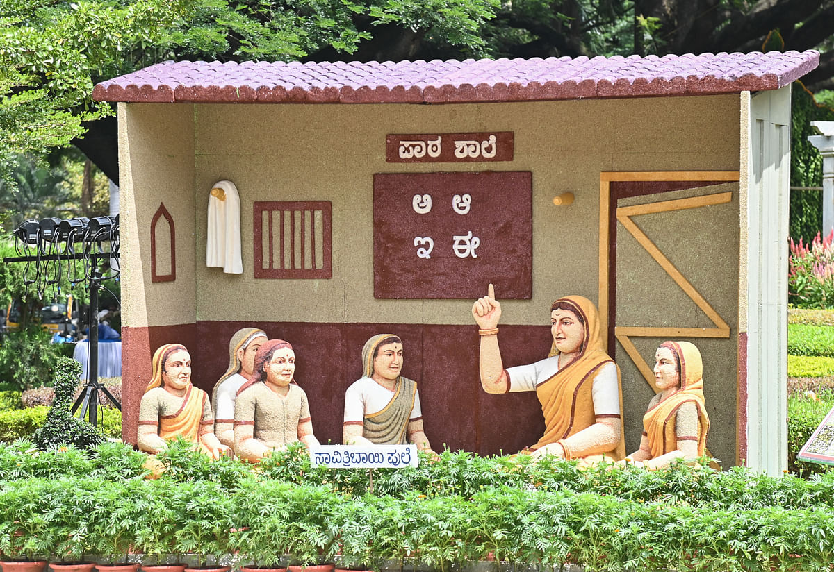 ಮೈಸೂರಿನ ಕುಪ್ಪಣ್ಣ ಉದ್ಯಾನದಲ್ಲಿ ಸಿರಿಧಾನ್ಯಗಳಿಂದ ತಯಾರಿಸಿರುವ ಸಾವಿತ್ರಿಬಾಯಿ ಫುಲೆಯು ಶಾಲೆಯಲ್ಲಿ ಮಕ್ಕಳಿಗೆ ಪಾಠ ಬೋಧಿಸುತ್ತಿರುವ ಕಲಾಕೃತಿ – ಪ್ರಜಾವಾಣಿ ಚಿತ್ರ: ಅನೂಪ್ ರಾಘ.ಟಿ.