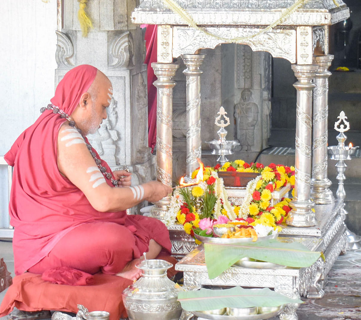 ಶಾರದಾ ಮಠದಲ್ಲಿ ಶರನ್ನವರಾತ್ರಿ ಪ್ರಯುಕ್ತ ಶಾರದೆ ಪ್ರತಿಷ್ಠೆಯನ್ನು ಪೀಠದ ಹಿರಿಯ ಗುರುಗಳಾದ ಭಾರತೀತೀರ್ಥ ಸ್ವಾಮೀಜಿಯವರು ಗುರುವಾರ ನೇರವೆರಿಸಿದರು