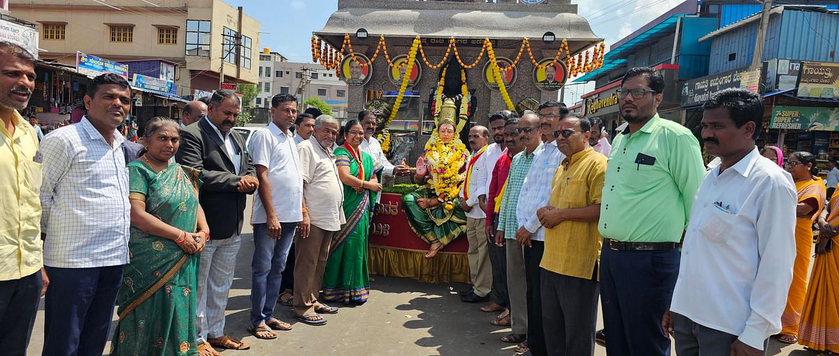 ಹುಕ್ಕೇರಿಗೆ ಶುಕ್ರವಾರ ಆಗಮಿಸಿದ ಕನ್ನಡ ಜ್ಯೋತಿ ರಥಯಾತ್ರೆಗೆ ಕೋರ್ಟ್ ಸರ್ಕಲ್ ಬಳಿ ಗ್ರೇಡ್ 2 ತಹಶೀಲ್ದಾರ್ ಪ್ರಕಾಶ ಕಲ್ಲೋಳಿ ಪುರಸಭೆ ಅಧ್ಯಕ್ಷ ಇಮ್ರಾನ್ ಮೊಮೀನ್ ಕಸಾಪ ಅಧ್ಯಕ್ಷ ಪ್ರಕಾಶ ಅವಲಕ್ಕಿ ಬಿಇಒ ಪ್ರಭಾವತಿ ಪಾಟೀಲ್ ಕನ್ನಡಾಂಬೆಗೆ ಪೂಜೆ ಮಾಡಿ ನಮನ ಸಲ್ಲಿಸಿದರು.