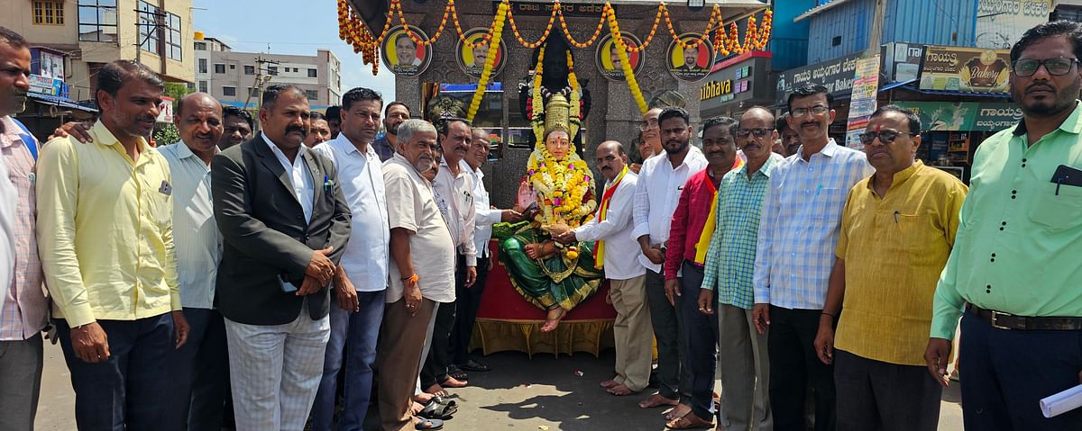 ಹುಕ್ಕೇರಿಗೆ ಶುಕ್ರವಾರ ಆಗಮಿಸಿದ ಕನ್ನಡ ಜ್ಯೋತಿ ರಥಯಾತ್ರೆಗೆ ಕೋರ್ಟ್ ಸರ್ಕಲ್ ಬಳಿ ಪುರಸಭೆ ಅಧ್ಯಕ್ಷ ಇಮ್ರಾನ್ ಮೊಮೀನ್ ಕಸಾಪ ಅಧ್ಯಕ್ಷ ಪ್ರಕಾಶ ಅವಲಕ್ಕಿ ಬಿಇಒ ಪ್ರಭಾವತಿ ಪಾಟೀಲ್ ಕನ್ನಡಾಂಬೆಗೆ ಪೂಜೆ ಮಾಡಿ ನಮನ ಸಲ್ಲಿಸಿದರು.