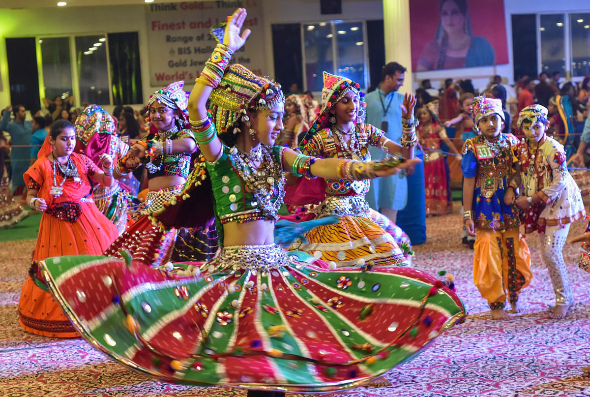 ಬೆಂಗಳೂರಿನ ಅರಮನೆ ಮೈದಾನದಲ್ಲಿ ಶ್ರೀ ಬೆಂಗಳೂರು ವೈಷ್ಣವ್ ಸಮಾಜ ನವರಾತ್ರಿ ಉತ್ಸವ ಮಂಡಲ್ ಆಯೋಜಿಸಿದ ನವರಾತ್ರಿ ಉತ್ಸವದಲ್ಲಿ ಗುಜರಾತ್ ಸಮುದಾಯದವರು ಗರ್ಭಾ ನೃತ್ಯ ಪ್ರಸ್ತುತಿ ಪಡಿಸಿದರು –ಪ್ರಜಾವಾಣಿ ಚಿತ್ರ: ಎಂ.ಎಸ್‌.ಮಂಜುನಾಥ್‌