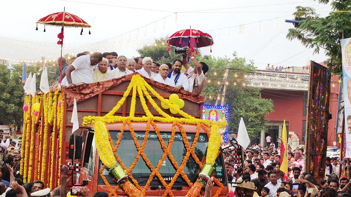 ಸಿಂಧನೂರಿನಲ್ಲಿ ಶುಕ್ರವಾರ ನಡೆದ ಕಲ್ಯಾಣ ದಸರಾ ಮಹೋತ್ಸವದ ಅಂಗವಾಗಿ ಹಮ್ಮಿಕೊಂಡಿದ್ದ ತೆರೆದ ವಾಹನದ ಮೆರವಣಿಗೆಯಲ್ಲಿ ಮುಖ್ಯಮಂತ್ರಿ ಸಿದ್ಧರಾಮಯ್ಯ ಸಚಿವರಾದ ಹೆಚ್.ಕೆ.ಪಾಟೀಲ್ ಶರಣಪ್ರಕಾಶ ಪಾಟೀಲ್ ಎನ್.ಎಸ್.ಭೋಸರಾಜ್ ಸೇರಿದಂತೆ ಶಾಸಕರು ಸಂಸದರು ಮಾಜಿ ಶಾಸಕರು ಪಾಲ್ಗೊಂಡಿದ್ದರು.