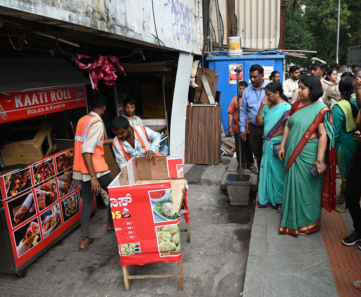 ಚರ್ಚ್‌ ಸ್ಟ್ರೀಟ್ ರಸ್ತೆಯ ಪಾದಚಾರಿ ಮಾರ್ಗದ ಒತ್ತುವರಿಯನ್ನು ಪೂರ್ವ ವಲಯ ಆಯುಕ್ತೆ ಸ್ನೇಹಲ್‌ ಆರ್‌. ಜಂಟಿ ಆಯುಕ್ತೆ ಸರೋಜಾ ಬಿ.ಬಿ ಸಮ್ಮುಖದಲ್ಲಿ ತೆರವುಗೊಳಿಸಲಾಯಿತು.