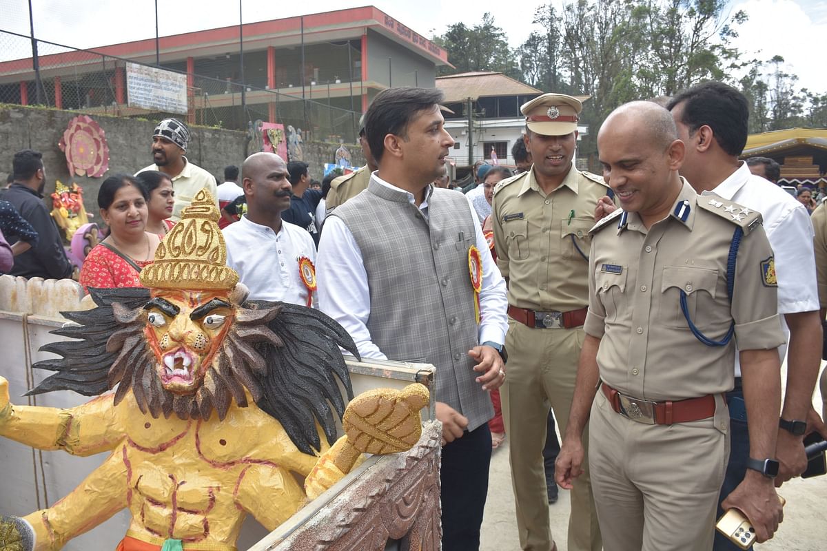 ಮಕ್ಕಳು ರೂಪಿಸಿದ್ದ ವಿವಿಧ ಕಲಾಕೃತಿಗಳನ್ನು ದಕ್ಷಿಣ ವಲಯ ಐಜಿಪಿ ಬೋರಲಿಂಗಯ್ಯ ಜಿಲ್ಲಾಧಿಕಾರಿ ವೆಂಕಟ್ ರಾಜಾ ಹಾಗೂ ಜಿಲ್ಲಾ ಪೊಲೀಸ್ ವರಿಷ್ಠಾಧಿಕಾರಿ ಕೆ.ರಾಮರಾಜನ್ ವೀಕ್ಷಿಸಿದರು