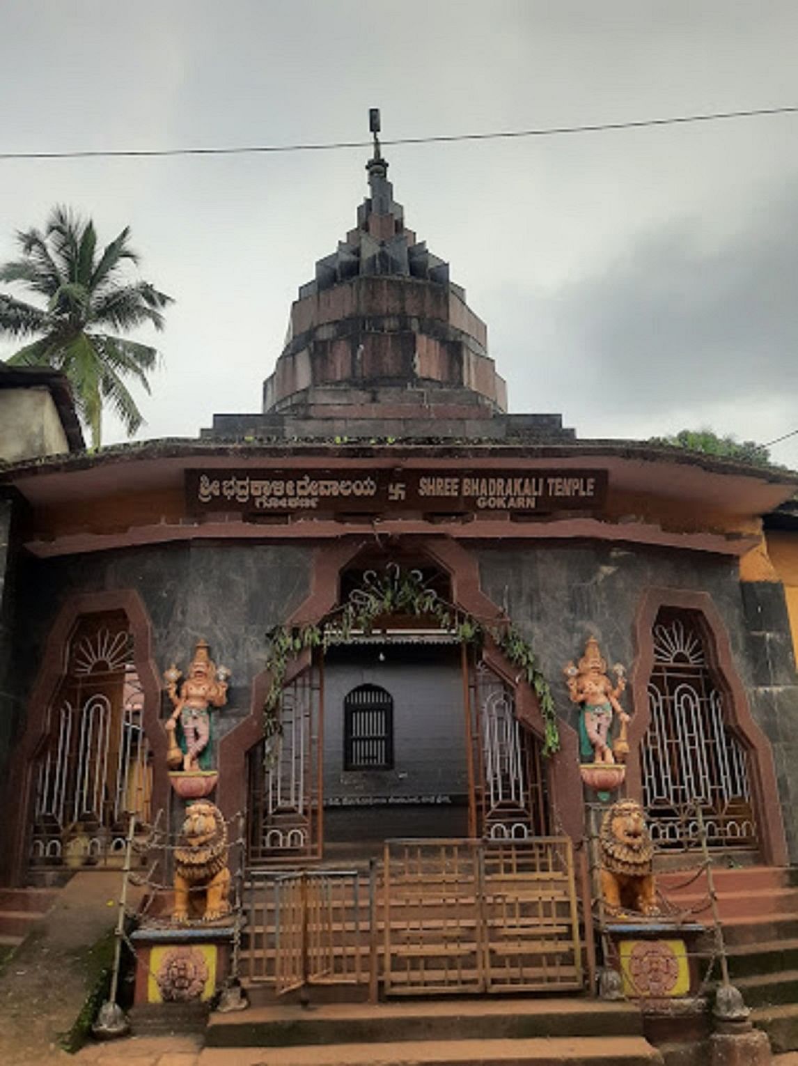 ಗೋಕರ್ಣದ ಮುಖ್ಯ ರಸ್ತೆಯಲ್ಲಿರುವ ಭದ್ರಕಾಳಿ ದೇವಸ್ಥಾನ