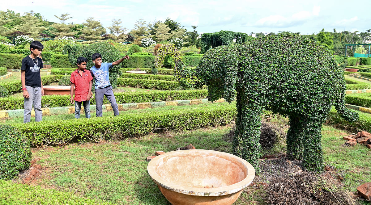 ಆನೆ ಆಕೃತಿ ನೋಡುತ್ತಿರುವ ಚಿಣ್ಣರು