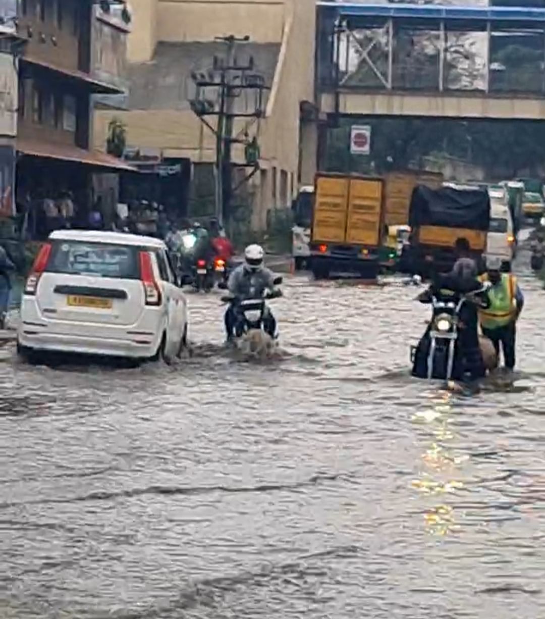 ಮಳೆ ನೀರು ತುಂಬಿಕೊಂಡ ರಸ್ತೆಯಲ್ಲಿ ಸಂಚರಿಸಲು ಪರದಾಡಿದ ವಾಹನ ಸವಾರರು