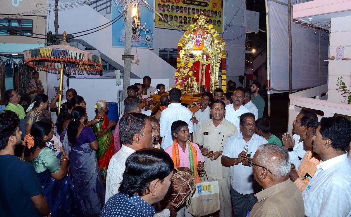 ಬ್ರೇಸ್ತವಾರಪೇಟೆಯಲ್ಲಿ ಉಪ್ಪಾರವಾಡಿ ಶ್ರೀಲಕ್ಷ್ಮೀ ವೆಂಕಟೇಶ್ವರ ದೇವಸ್ಥಾನದಲ್ಲಿ ಶನಿವಾರ ಆಂಜನೇಯ ವಾಹನೋತ್ಸವ ಅಂಗವಾಗಿ ಬೆಳಗ್ಗೆ ಸುಪ್ರಭಾತ ಸೇವೆ ಧ್ವಜಾರೋಹಣ ಕಾರ್ಯಕ್ರಮ ನಡೆಯಿತು.