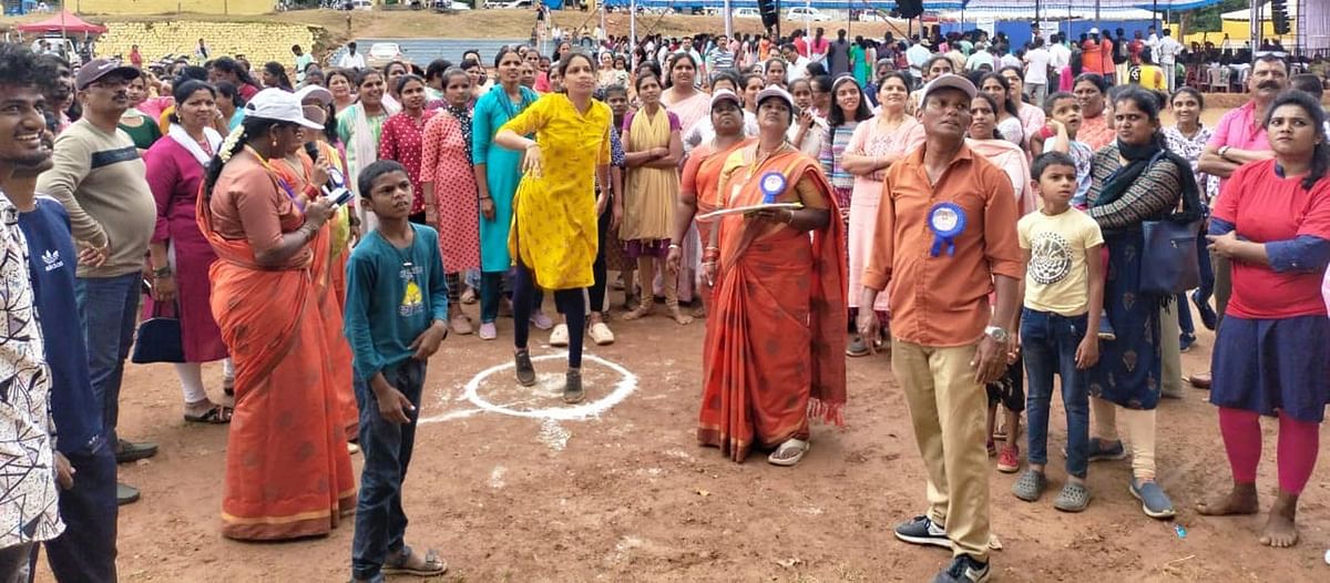 ಕ್ರೀಡಾ ಸ್ಪರ್ಧೆಯಲ್ಲಿ ಭಾಗವಹಿಸಿದ್ದ ಮಹಿಳೆಯರು