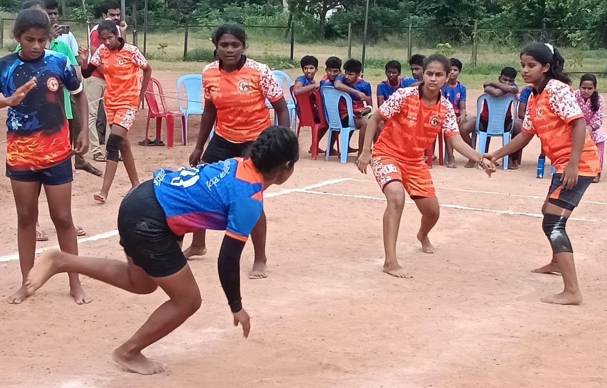 ಮಂಗಳೂರು ತಾಲ್ಲೂಕು ಬಿಲ್ಲವ ಸಂಘ ಆಯೋಜಿಸಿದ್ದ ಕ್ರೀಡಾಕೂಟದ ಮಹಿಳೆಯರ ಕಬಡ್ಡಿಯ ಸೆಮಿಫೈನಲ್‌ನಲ್ಲಿ ವಿವೇಕಾನಂದ ಮತ್ತು ಶ್ರೀರಾಮ ತಂಡಗಳ ನಡುವೆ ನಡೆದ ಪೈಪೋಟಿ