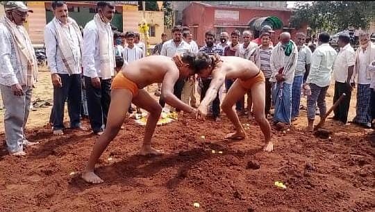 ತರೀಕೆರೆಯಲ್ಲಿ ದಸರಾ ಅಂಗವಾಗಿ ನಡೆಯುವ ಜಂಗಿ ಕುಸ್ತಿ